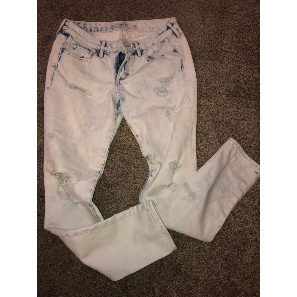 Ambercrombie & Fitch White Distressed Jeans